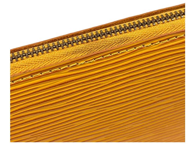 Louis Vuitton Epi Leather Pochette Accessoires in Yellow - vista 5