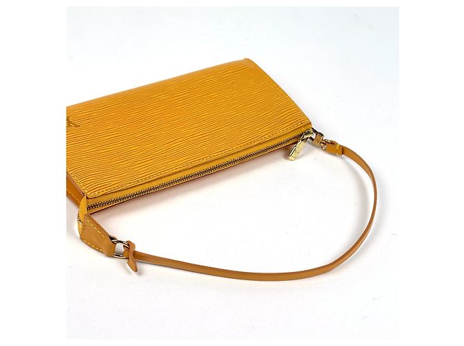 Louis Vuitton Epi Leather Pochette Accessoires in Yellow - vista 6