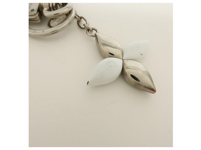 Louis Vuitton Twist Portachiavi e Charm in Metallo Silver White M68010 - vista 10