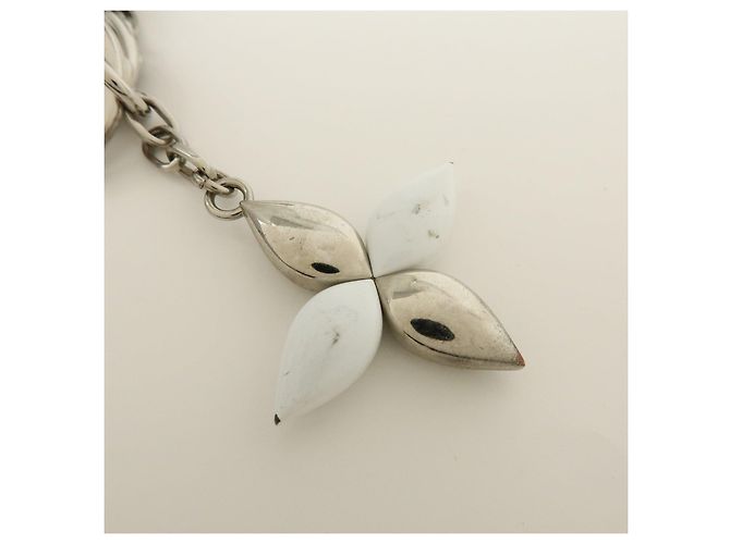 Louis Vuitton Twist Portachiavi e Charm in Metallo Silver White M68010 - vista 11