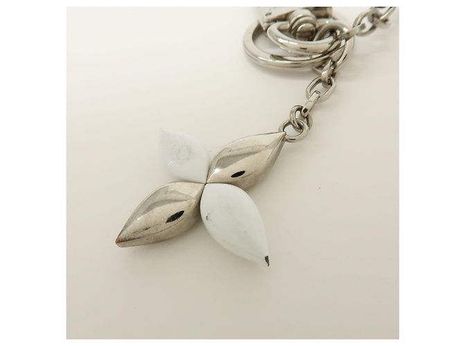 Louis Vuitton Twist Portachiavi e Charm in Metallo Silver White M68010 - vista 9