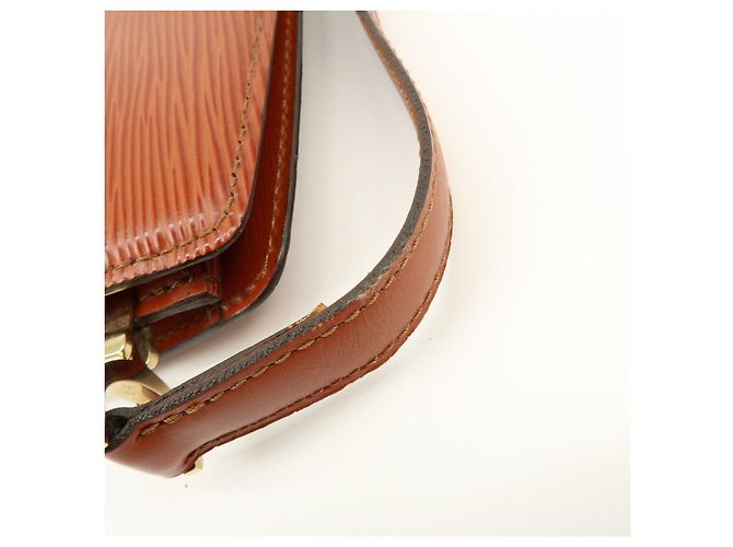 Borsa a tracolla Louis Vuitton Epi Leather Capucines Kenya Brown M52343 - vista 11
