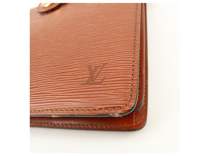 Borsa a tracolla Louis Vuitton Epi Leather Capucines Kenya Brown M52343 - vista 12