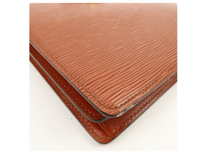 Borsa a tracolla Louis Vuitton Epi Leather Capucines Kenya Brown M52343 - vista 13