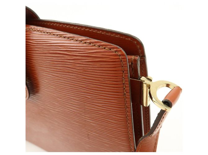 Borsa a tracolla Louis Vuitton Epi Leather Capucines Kenya Brown M52343 - vista 15