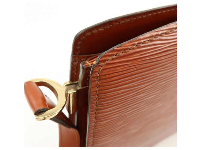 Borsa a tracolla Louis Vuitton Epi Leather Capucines Kenya Brown M52343 - vista 16