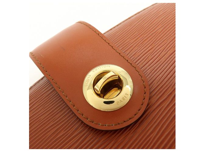 Borsa a tracolla Louis Vuitton Epi Leather Capucines Kenya Brown M52343 - vista 17
