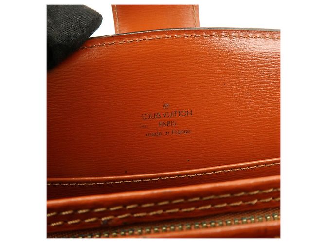 Borsa a tracolla Louis Vuitton Epi Leather Capucines Kenya Brown M52343 - vista 23