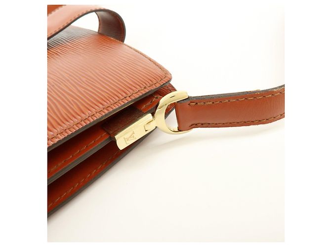 Borsa a tracolla Louis Vuitton Epi Leather Capucines Kenya Brown M52343 - vista 9