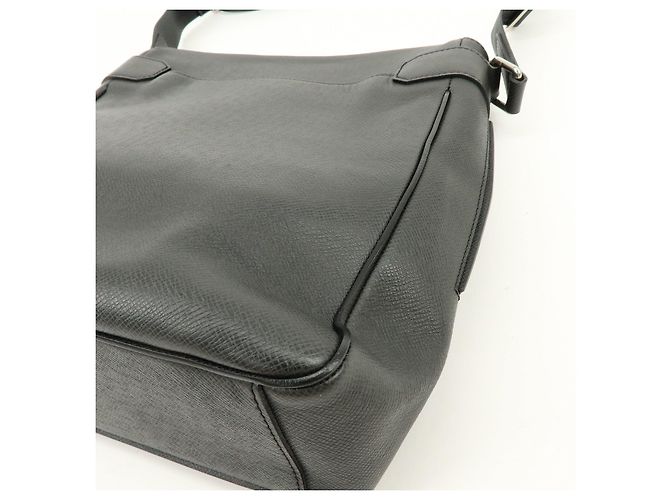 Borsa a tracolla Louis Vuitton Romain in pelle Taiga Ardoise M32852 - vista 10