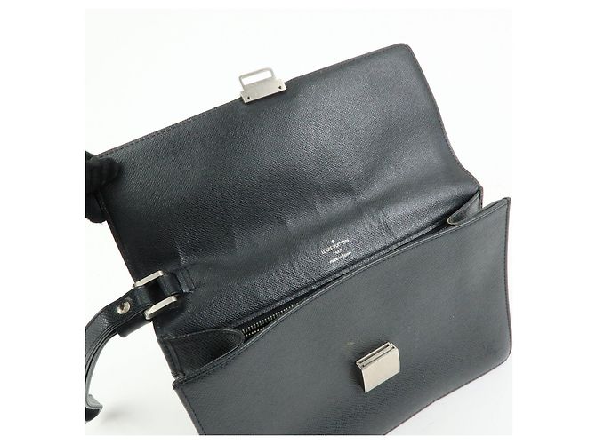 Borsa a pochette Louis Vuitton Selenga in pelle Taiga Ardoise M30782 - vista 18