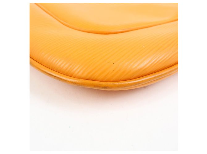 Louis Vuitton Borsa a tracolla Matsy in pelle Epi Mandarin Orange M5897H - vista 12