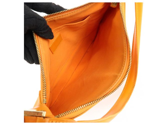 Louis Vuitton Borsa a tracolla Matsy in pelle Epi Mandarin Orange M5897H - vista 18