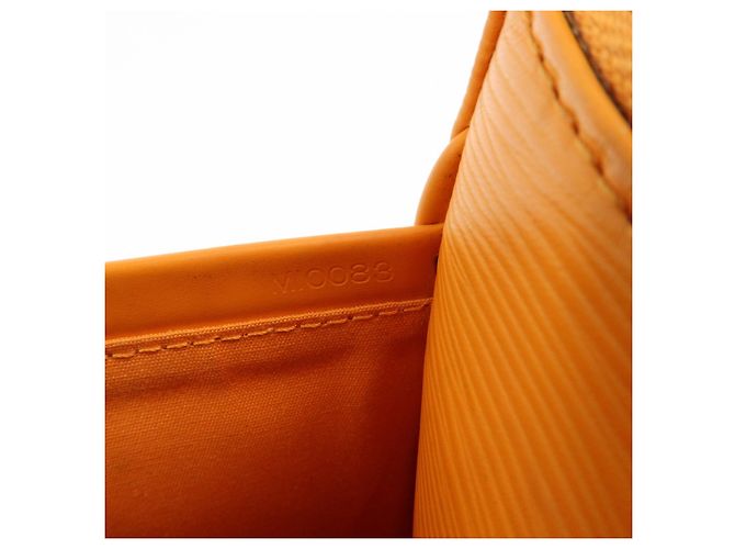 Louis Vuitton Borsa a tracolla Matsy in pelle Epi Mandarin Orange M5897H - vista 24