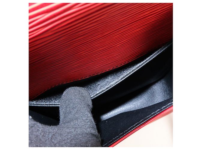 Saint-Cloud Louis Vuitton Borsa a tracolla Mini Saint Cloud in pelle Epi Rossa M52217 - vista 21