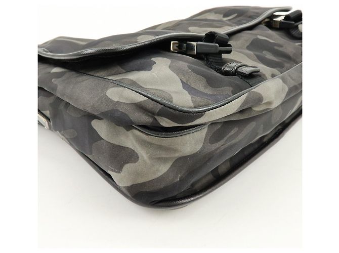 Borsa a tracolla PRADA in nylon e pelle Saffiano camouflage con logo triangolare - vista 10