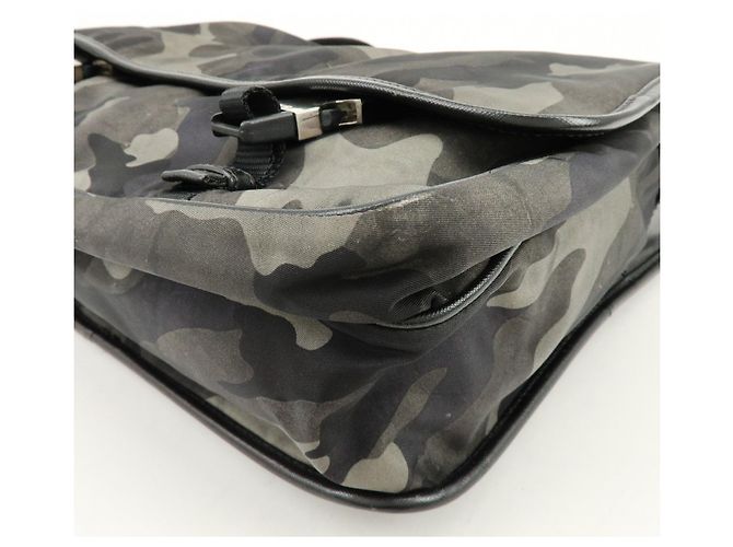 Borsa a tracolla PRADA in nylon e pelle Saffiano camouflage con logo triangolare - vista 11
