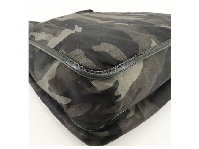 Borsa a tracolla PRADA in nylon e pelle Saffiano camouflage con logo triangolare - vista 12