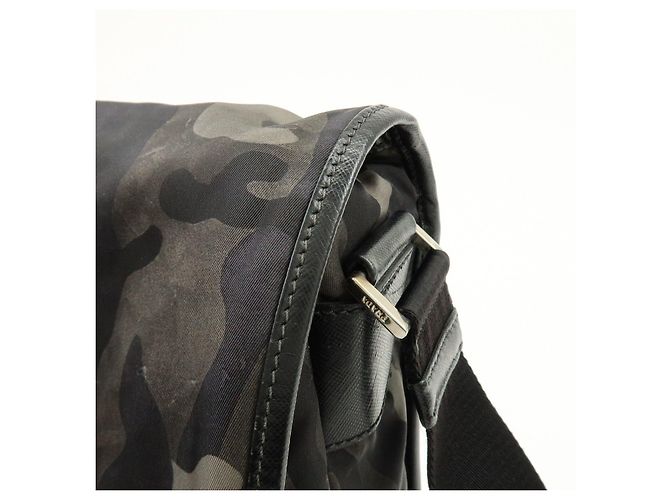 Borsa a tracolla PRADA in nylon e pelle Saffiano camouflage con logo triangolare - vista 13