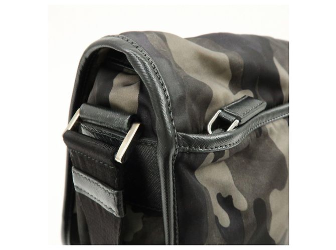 Borsa a tracolla PRADA in nylon e pelle Saffiano camouflage con logo triangolare - vista 14