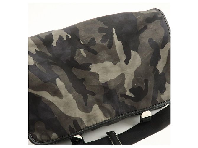 Borsa a tracolla PRADA in nylon e pelle Saffiano camouflage con logo triangolare - vista 17