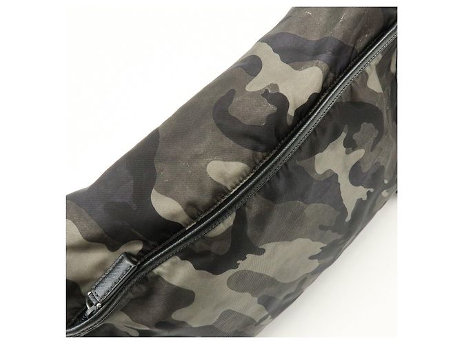 Borsa a tracolla PRADA in nylon e pelle Saffiano camouflage con logo triangolare - vista 18