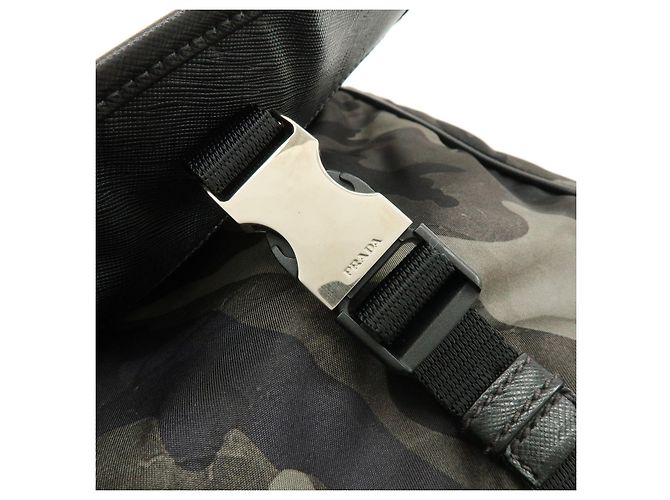 Borsa a tracolla PRADA in nylon e pelle Saffiano camouflage con logo triangolare - vista 19