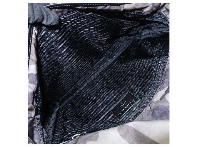 Borsa a tracolla PRADA in nylon e pelle Saffiano camouflage con logo triangolare - vista 20