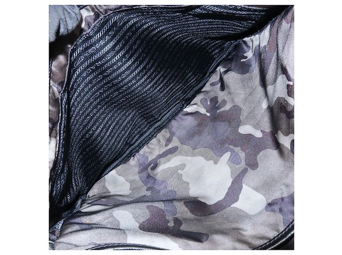 Borsa a tracolla PRADA in nylon e pelle Saffiano camouflage con logo triangolare - vista 21