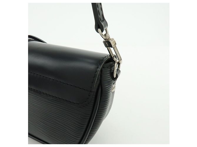 Louis Vuitton Epi Pochette Montaigne Shoulder Bag Noir M59292 - vista 16