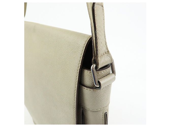 Louis Vuitton Borsa a tracolla Milo in pelle Taiga M32633 - vista 15