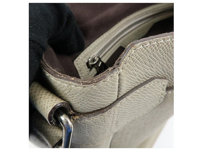Louis Vuitton Borsa a tracolla Milo in pelle Taiga M32633 - vista 19