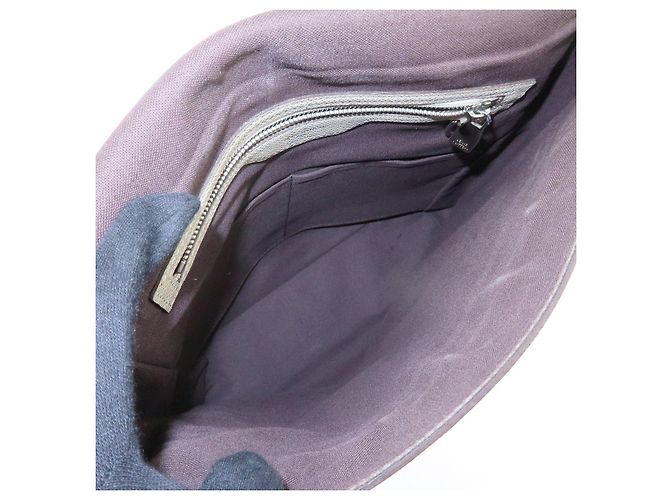 Louis Vuitton Borsa a tracolla Milo in pelle Taiga M32633 - vista 20