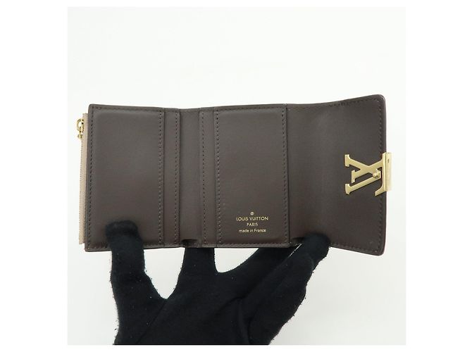 Louis Vuitton Portefeuille Capucines Galet Compact Wallet Galet M68747 - vista 16