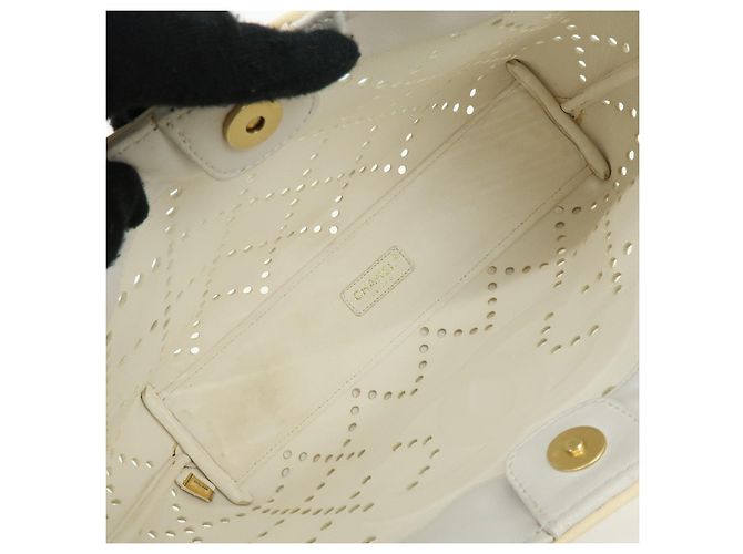 CHANEL COCO Mark Lackleder Schultertasche mit Perforation und Kette Ivory - Ansicht 18