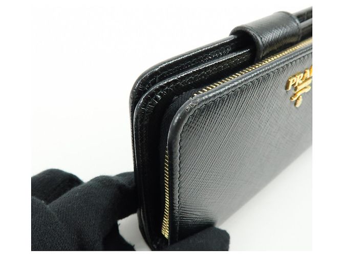 Cartera compacta bi-fold PRADA de piel Saffiano Negra 1ML225 - vista 11