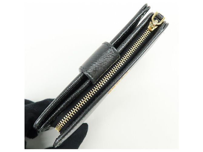 Cartera compacta bi-fold PRADA de piel Saffiano Negra 1ML225 - vista 12