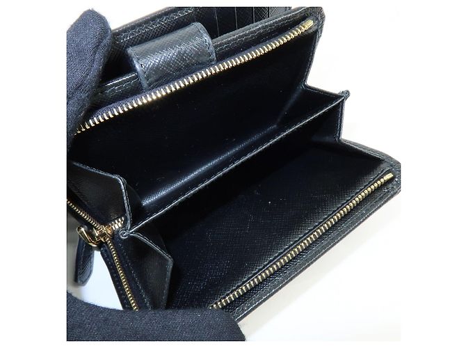 Cartera compacta bi-fold PRADA de piel Saffiano Negra 1ML225 - vista 15