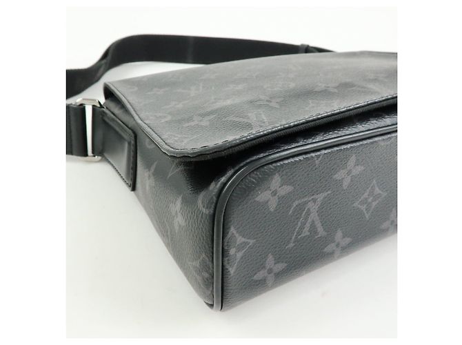Louis Vuitton Monogram Eclipse District PM Crossbody Bag M44000 - vista 11