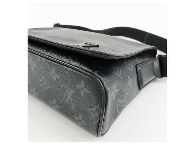 Louis Vuitton Monogram Eclipse District PM Crossbody Bag M44000 - vista 12