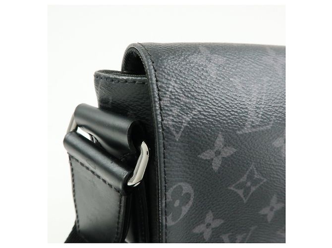 Louis Vuitton Monogram Eclipse District PM Crossbody Bag M44000 - vista 14