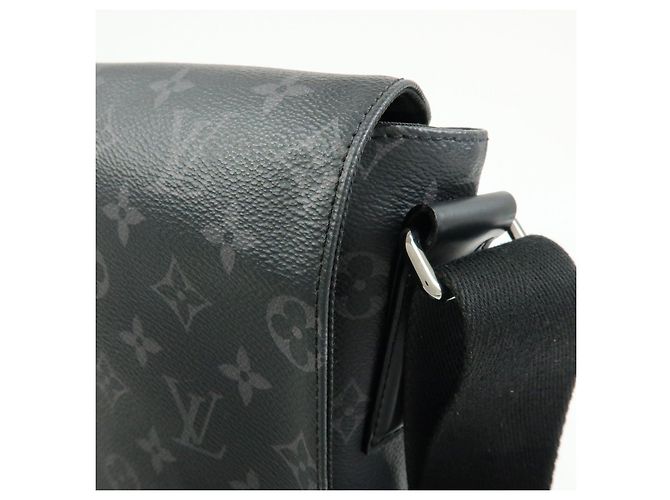 Louis Vuitton Monogram Eclipse District PM Crossbody Bag M44000 - vista 15