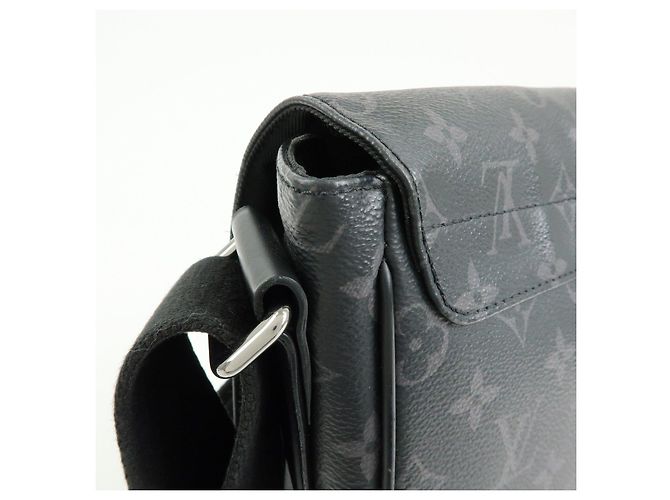 Louis Vuitton Monogram Eclipse District PM Crossbody Bag M44000 - vista 16