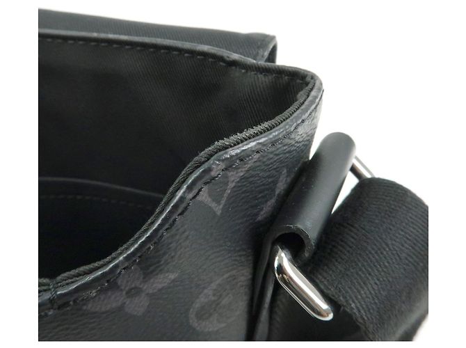 Louis Vuitton Monogram Eclipse District PM Crossbody Bag M44000 - vista 22