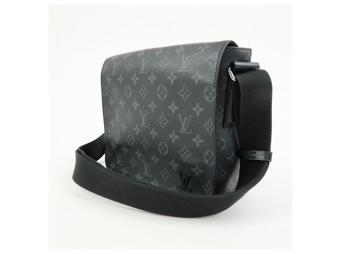 Louis Vuitton Monogram Eclipse District PM Crossbody Bag M44000 - vista 3