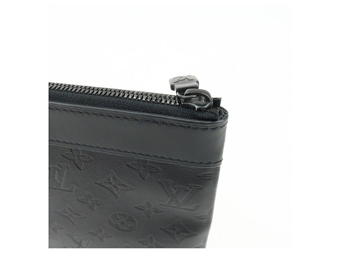 Louis Vuitton Monogram Shadow Pochette Discovery Cluth Bag Black M62903 - vista 14