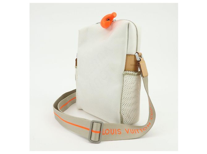 Louis Vuitton Damier Geant LV Cup Weatherly Shoulder Bag White M80637 - vista 3