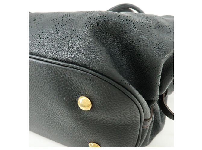 Borsa a tracolla Louis Vuitton Monogram Mahina L in pelle Noir Black M95765 - vista 13