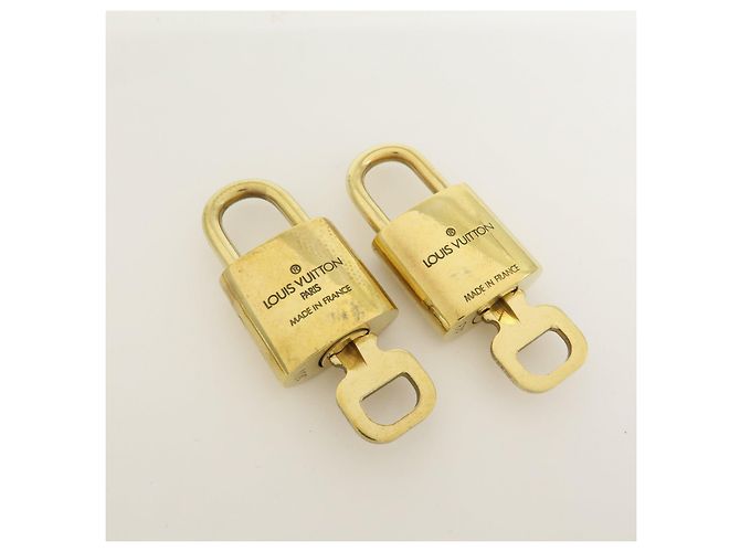 Louis Vuitton Lot de 10 Cadenas et Clés en Métal Gold - vue 10