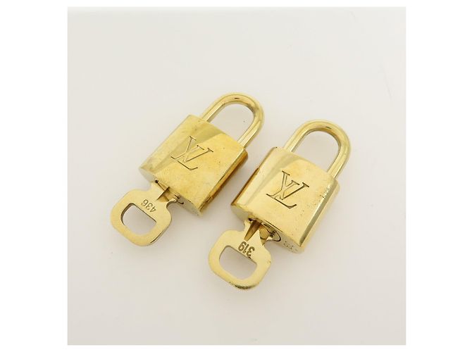 Louis Vuitton Lot de 10 Cadenas et Clés en Métal Gold - vue 11
